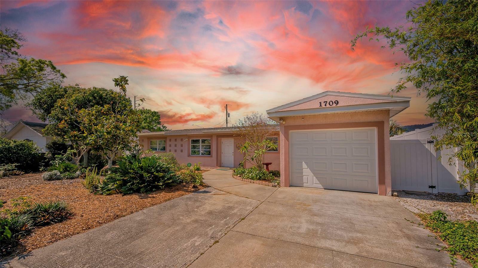Property Photo: 1709 N Pompano Avenue FL 34234