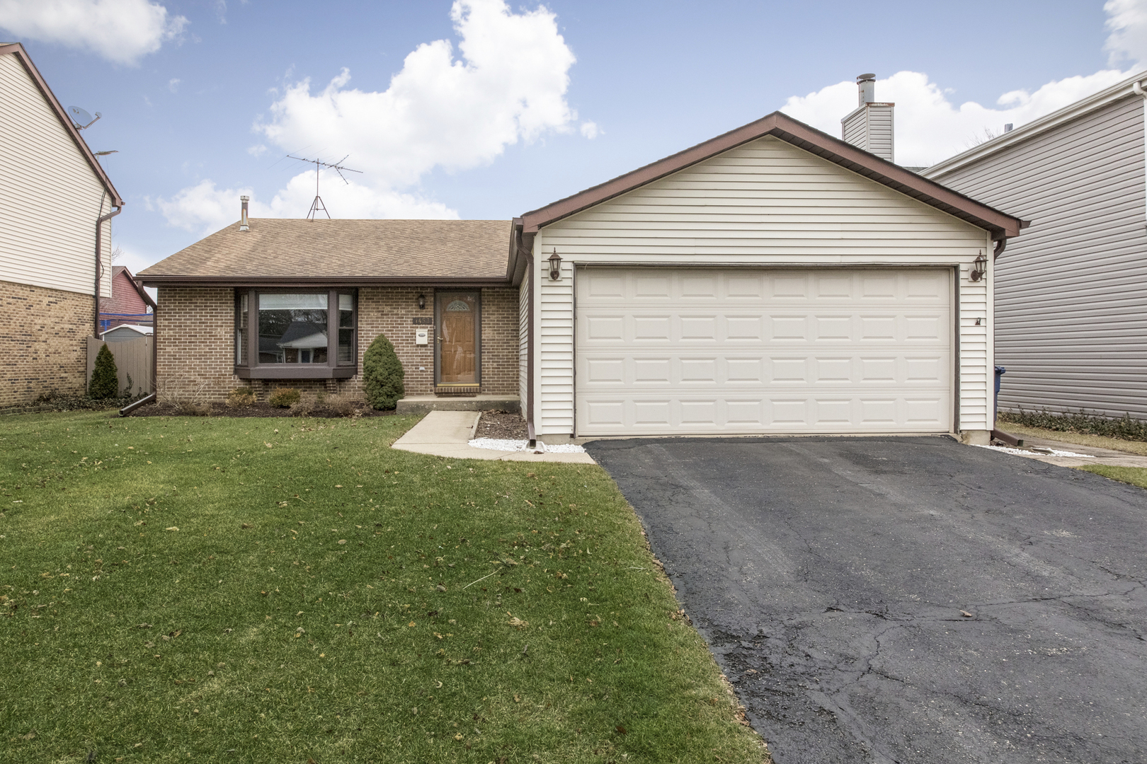 Property Photo: 1453 S 4th Avenue IL 60018