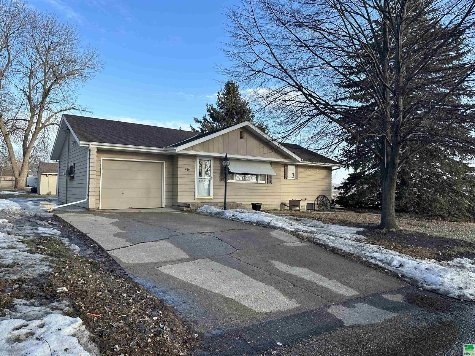 Property Photo: 650 S 7th IA 51001