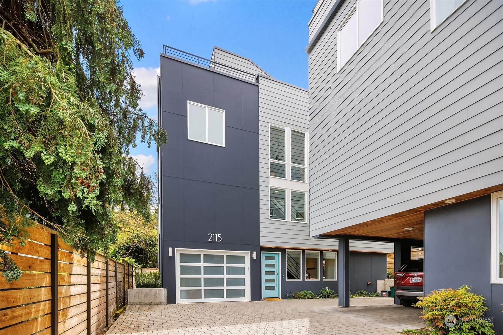 Property Photo:  2115 W Armour Street  WA 98199 