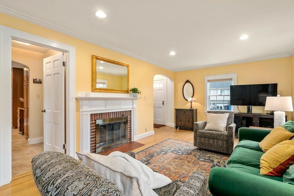 Property Photo:  33 Taylor Road  MA 02478 