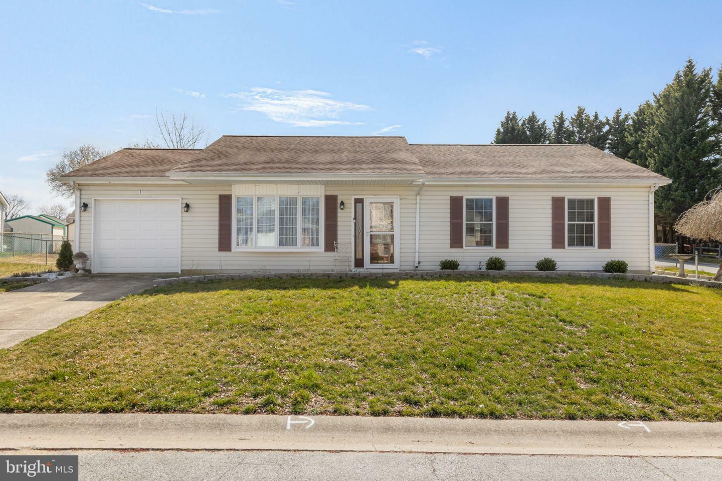 Property Photo: 7 Iris Place DE 19702