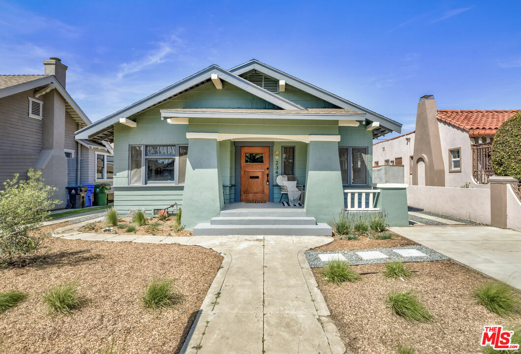 Property Photo:  2341  W 30th St  CA 90018 