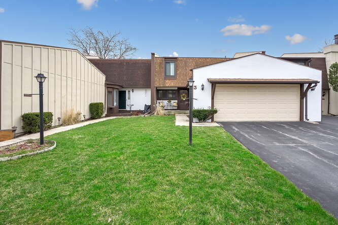 Property Photo:  3 Hawthorne Square  IL 60525 