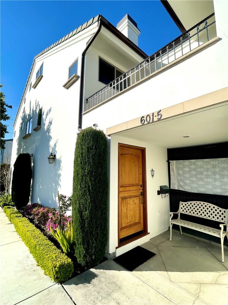 Property Photo:  601 Poinsettia Avenue  CA 92625 