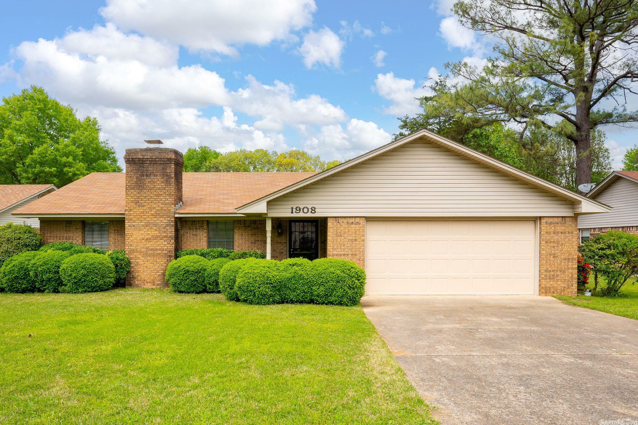 Property Photo:  1908 Creekwood Drive  AR 72032 