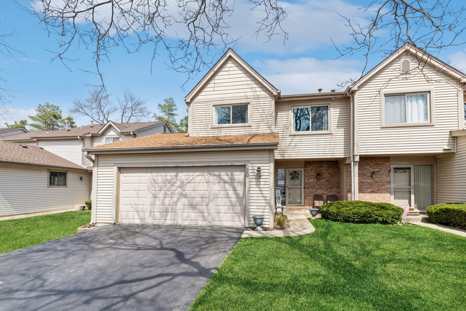 Property Photo:  320 E Forest Knoll Drive 320  IL 60074 