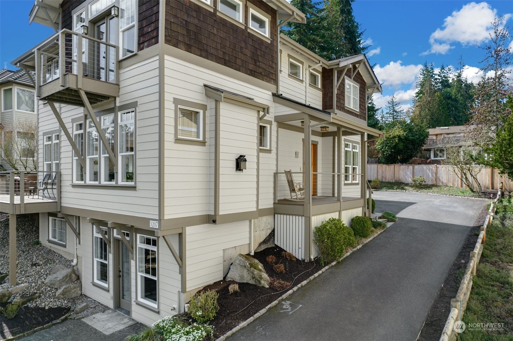 Property Photo:  3207 W Lake Sammamish Parkway NE  WA 98052 