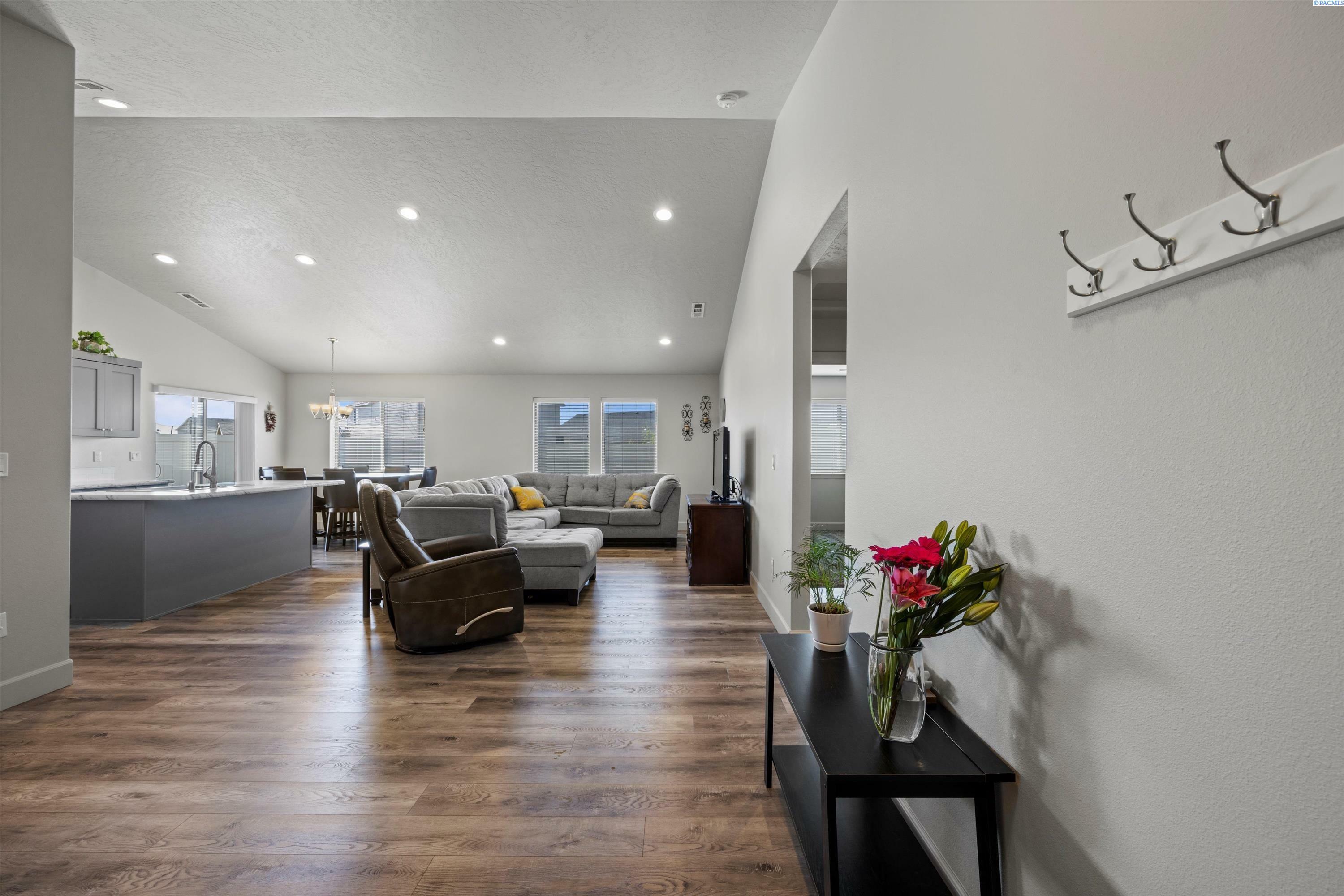 Property Photo: 7906 Cassiar Dr WA 99301