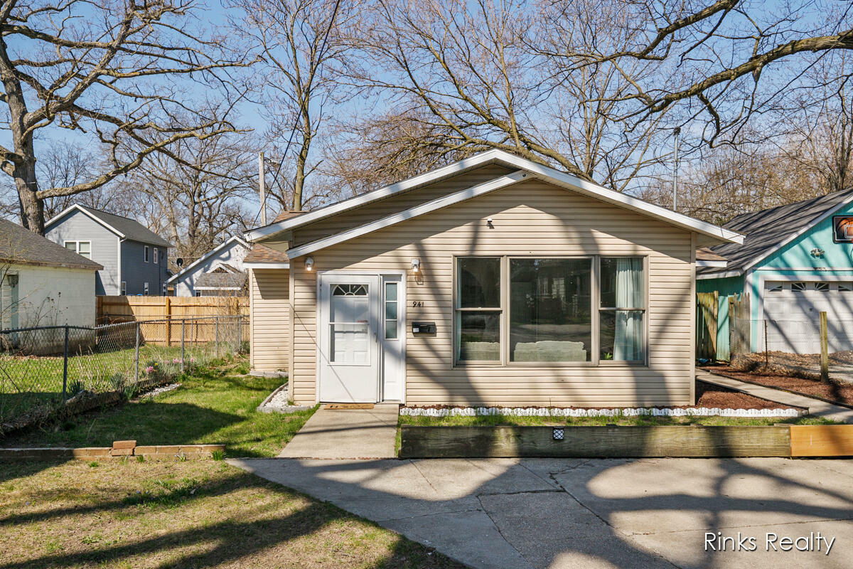 Property Photo:  941 Dorchester Avenue SW  MI 49503 