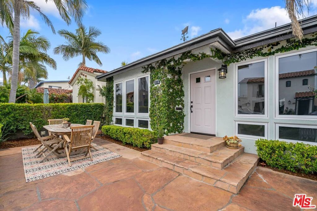 Property Photo:  165 Roycroft Avenue  CA 90803 