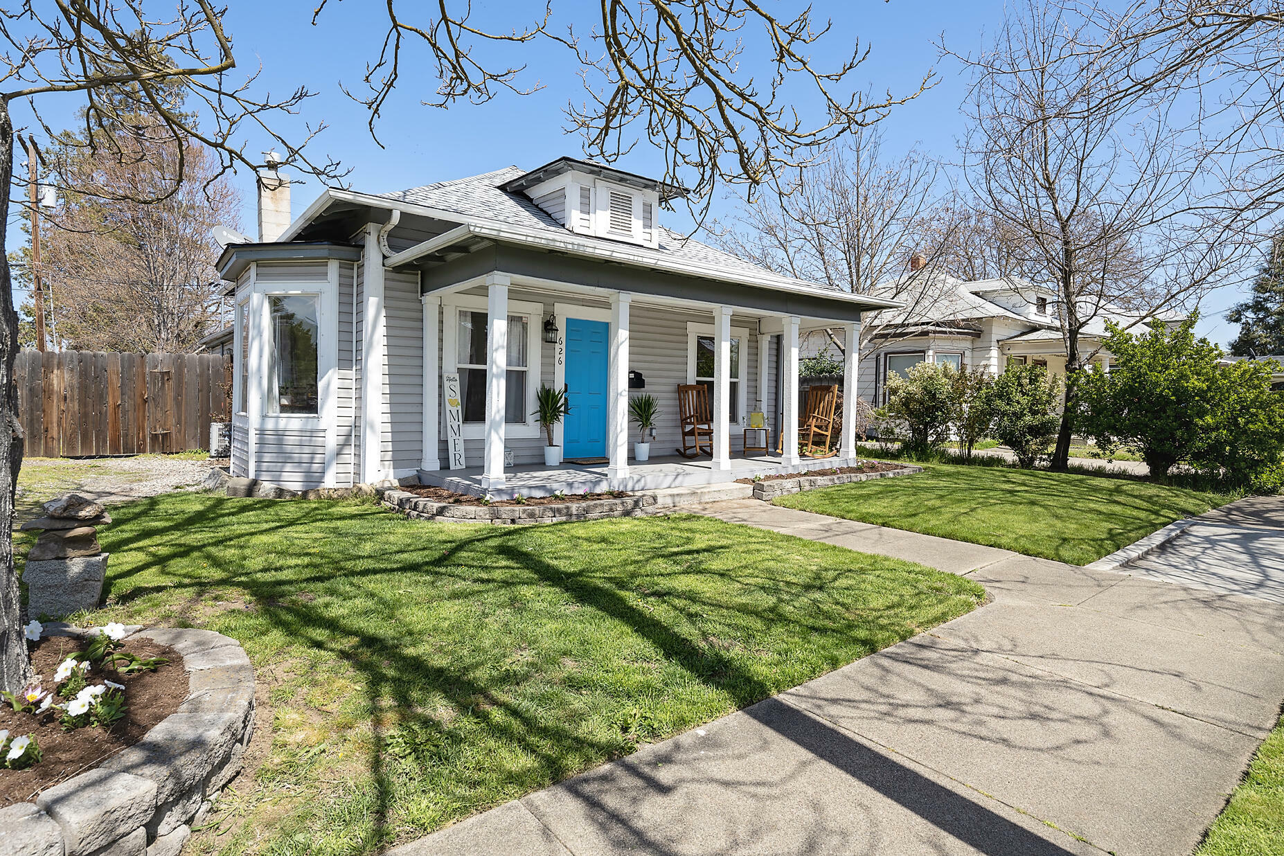 Property Photo:  626 W 4th Street  OR 97501 