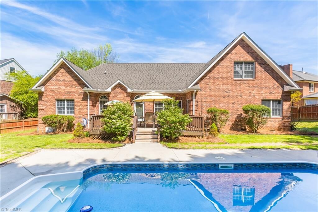 Property Photo: 1218 Elmwood Avenue NC 27265