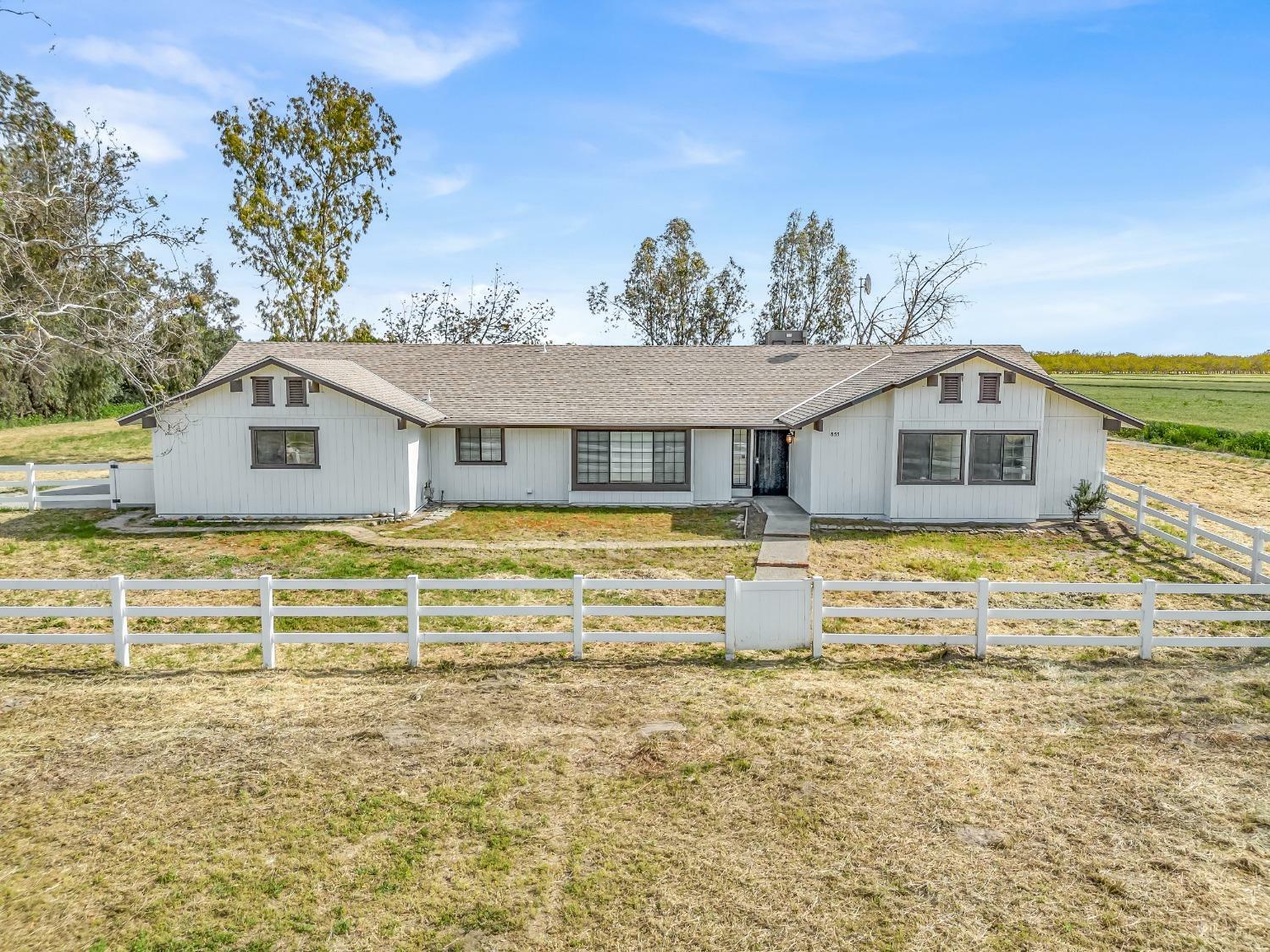 Property Photo: 855 E Mount Whitney Avenue CA 93242