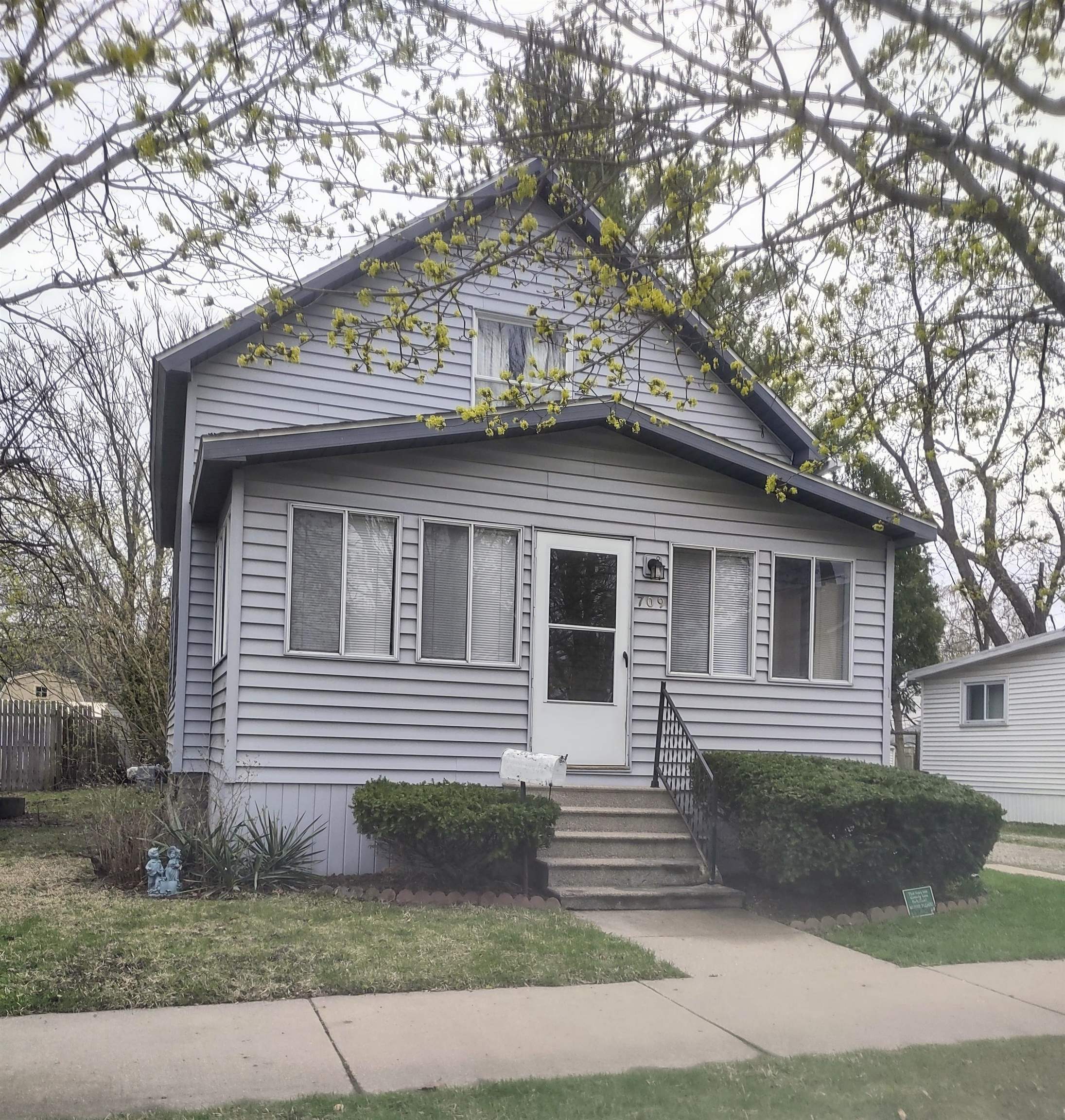 Property Photo:  709 S Vanburen  MI 48708 