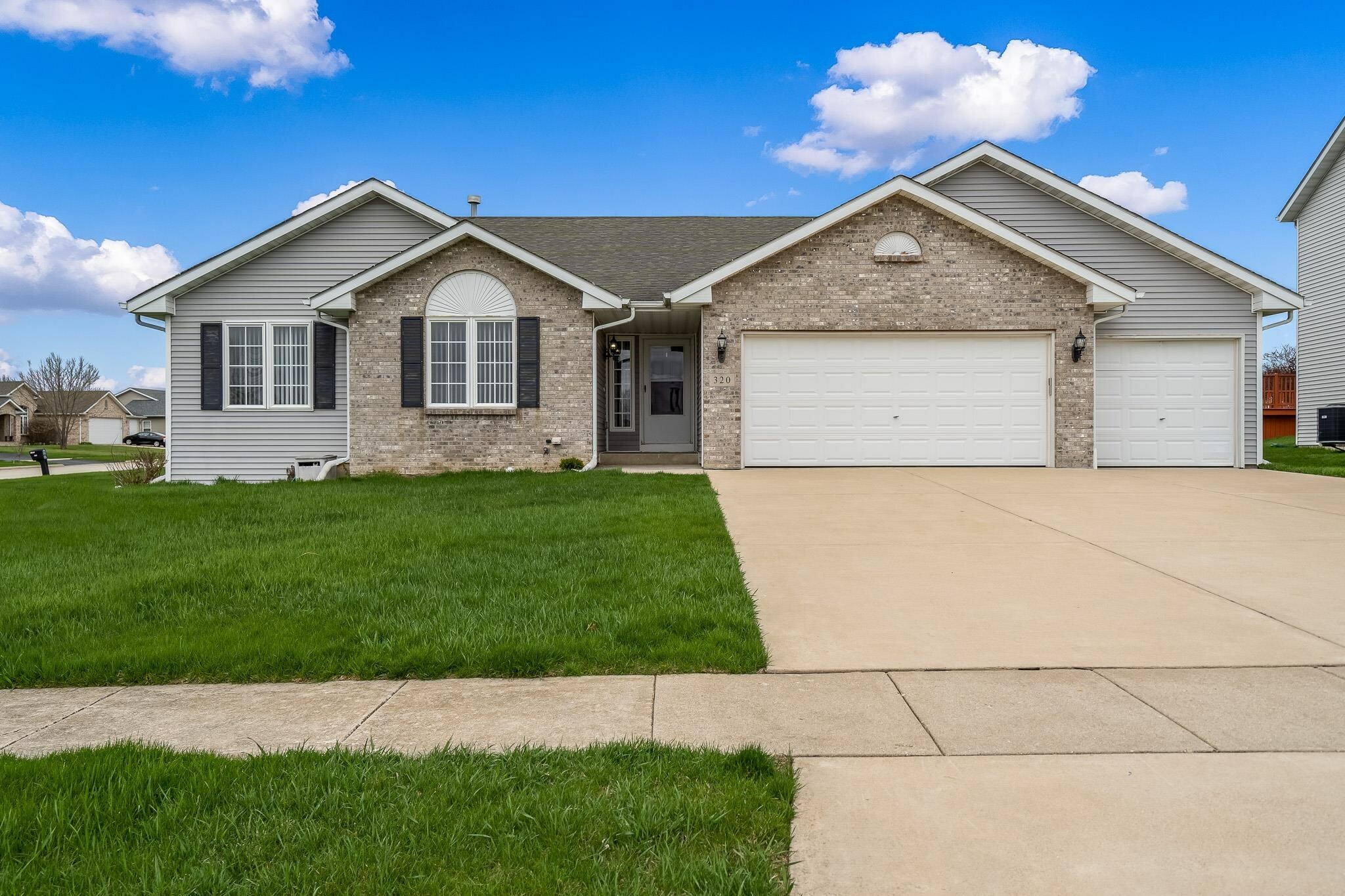 Property Photo:  320 White Oak Drive  IL 61065 