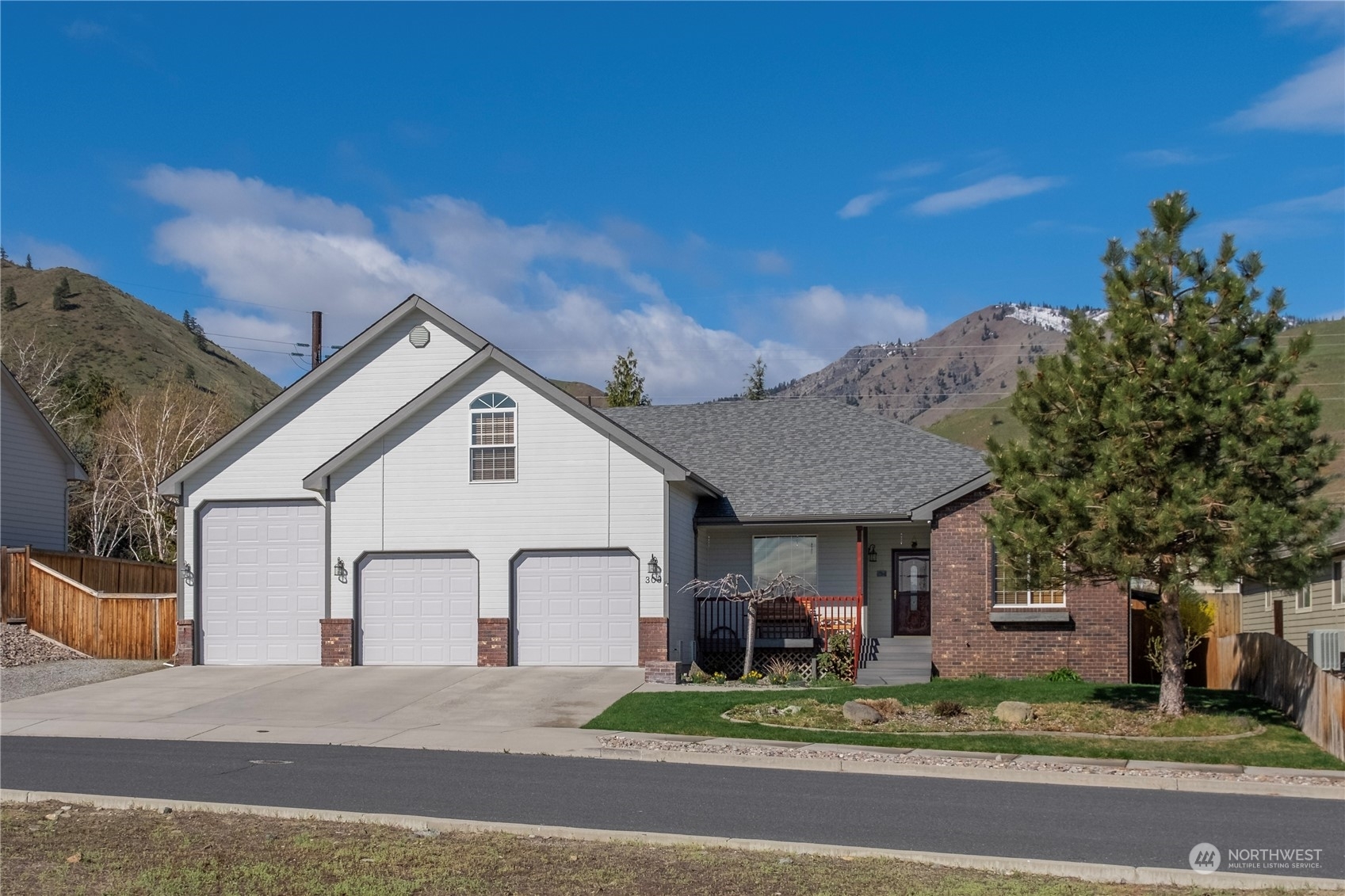Property Photo: 305 Canyon Creek Drive WA 98801