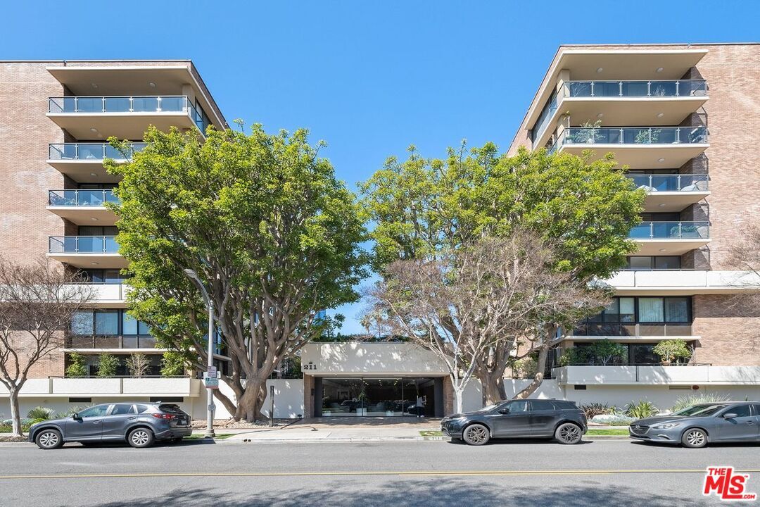 Property Photo:  211  S Spalding Dr S201  CA 90212 