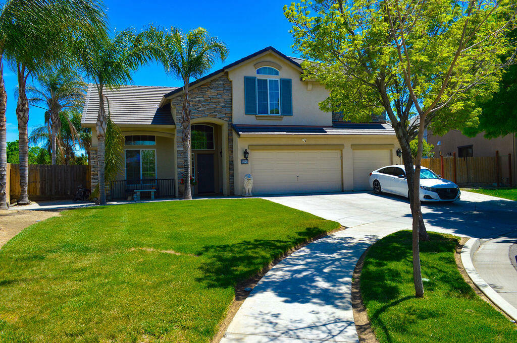 Property Photo: 697 Plum Court CA 93635