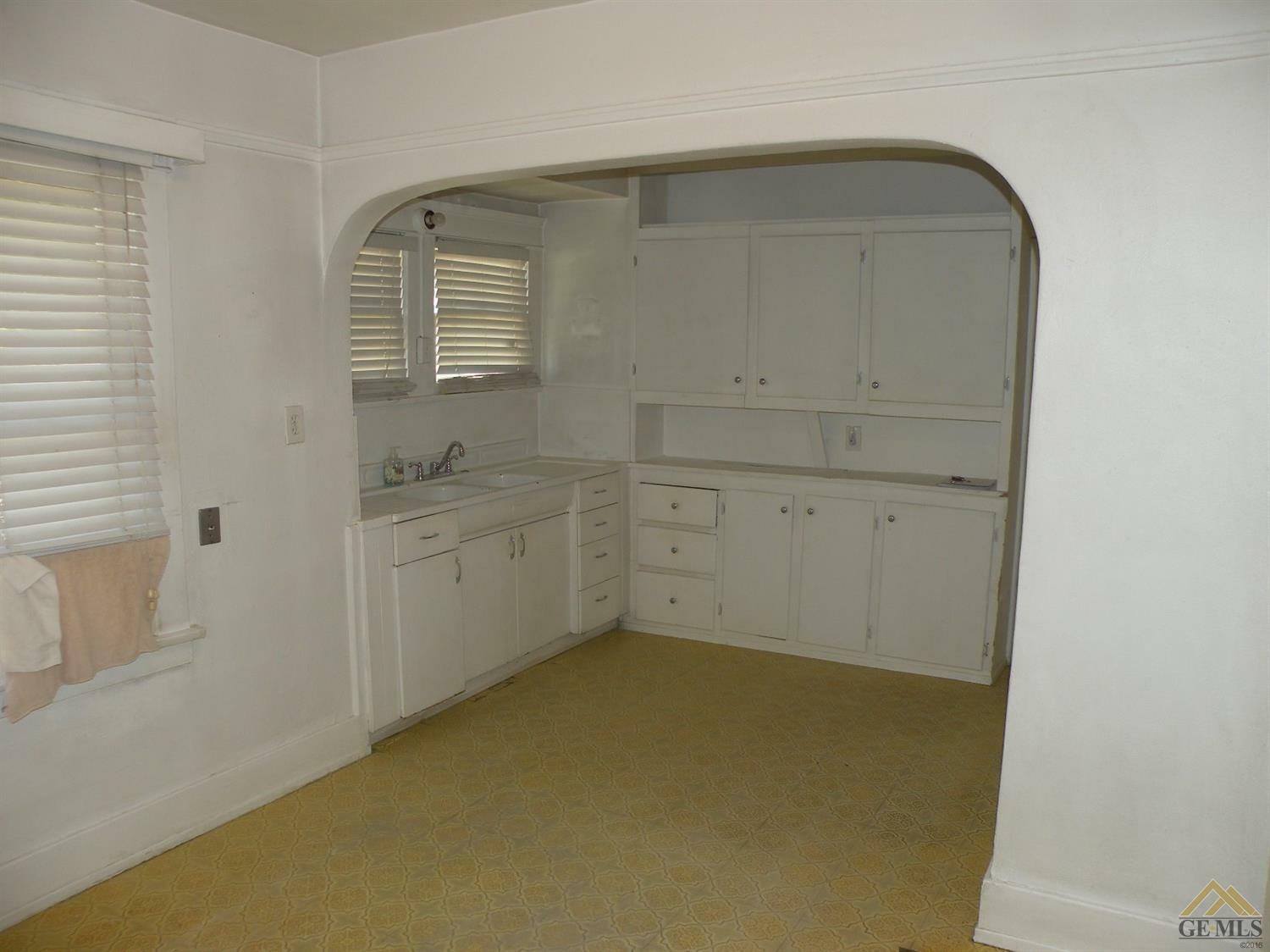 Property Photo: 307 Francis Street CA 93308