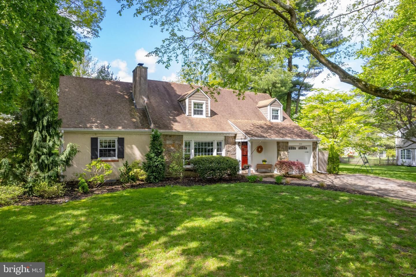 Property Photo: 503 Oakcrest Lane PA 19086