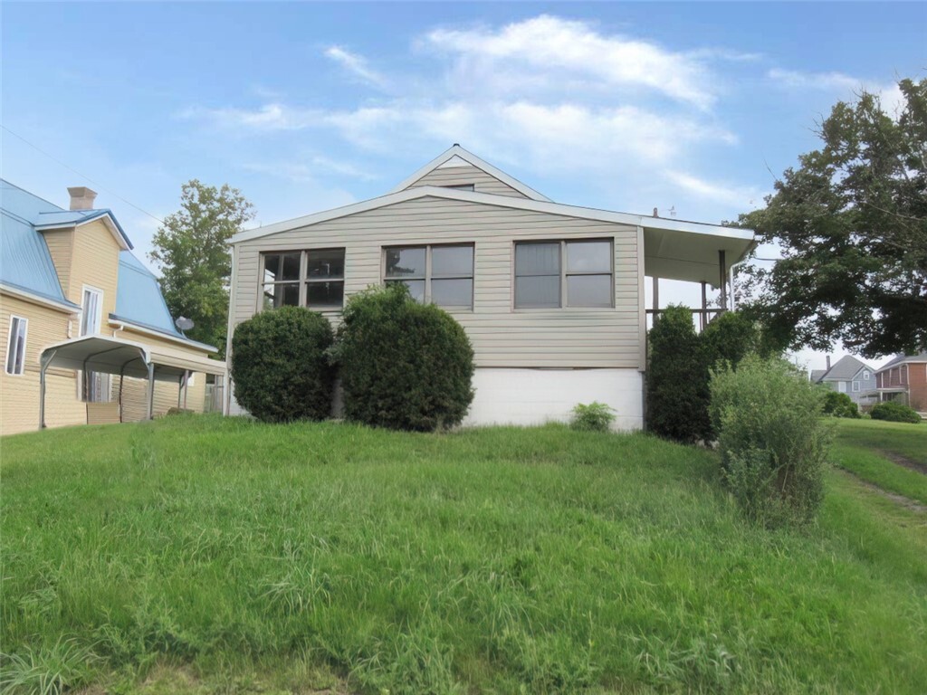 Property Photo: 913 Orchard Avenue PA 15683