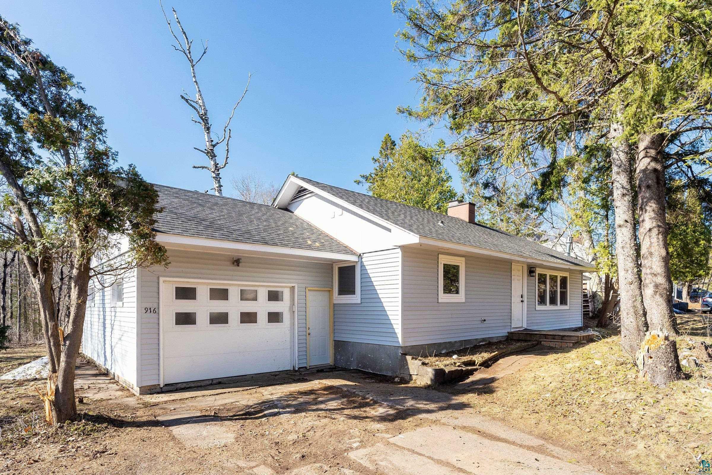 Property Photo:  916 W Arrowhead Rd  MN 55811 