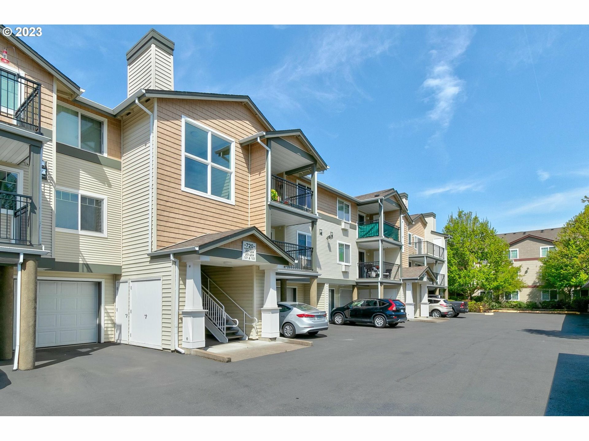 Property Photo: 720 NW 185th Ave 204 OR 97006