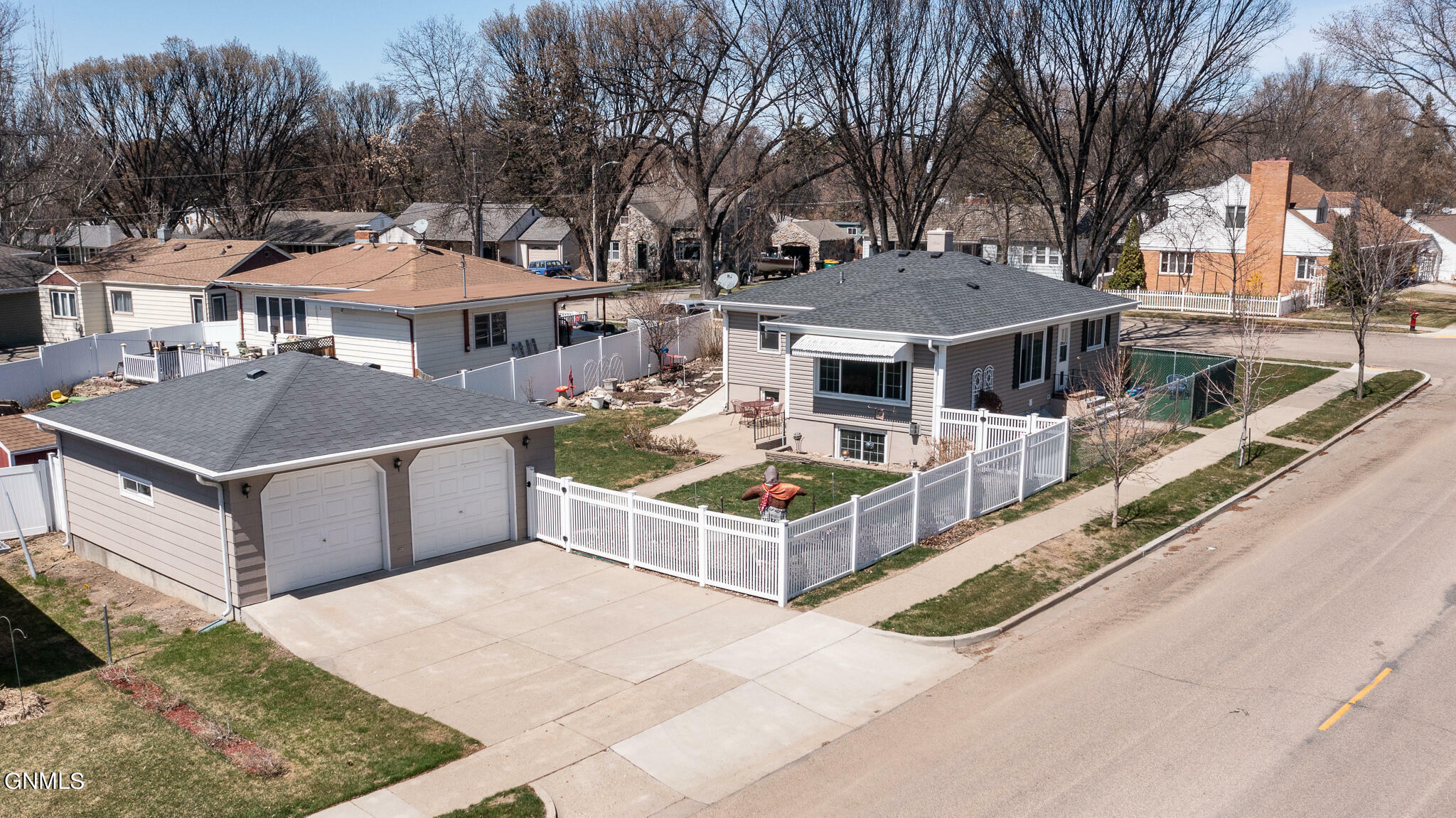 Property Photo:  211 Cheyenne Avenue  ND 58501 