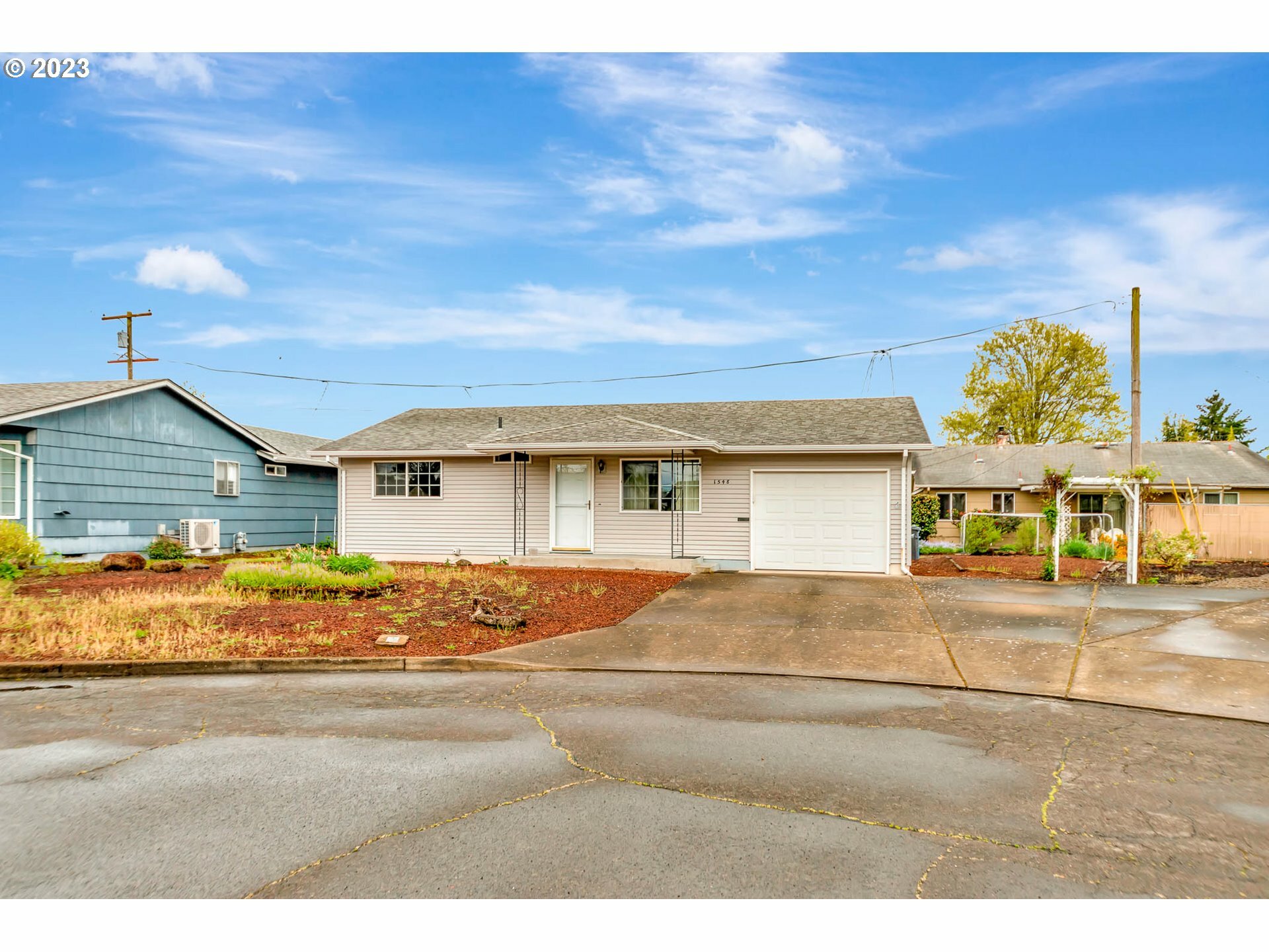 Property Photo: 1548 Umpqua Pl OR 97071
