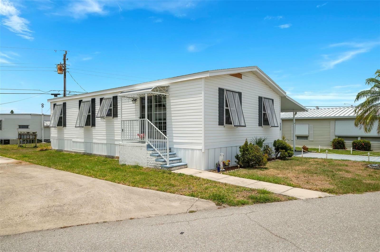 Property Photo: 228 Inner Drive W FL 34285