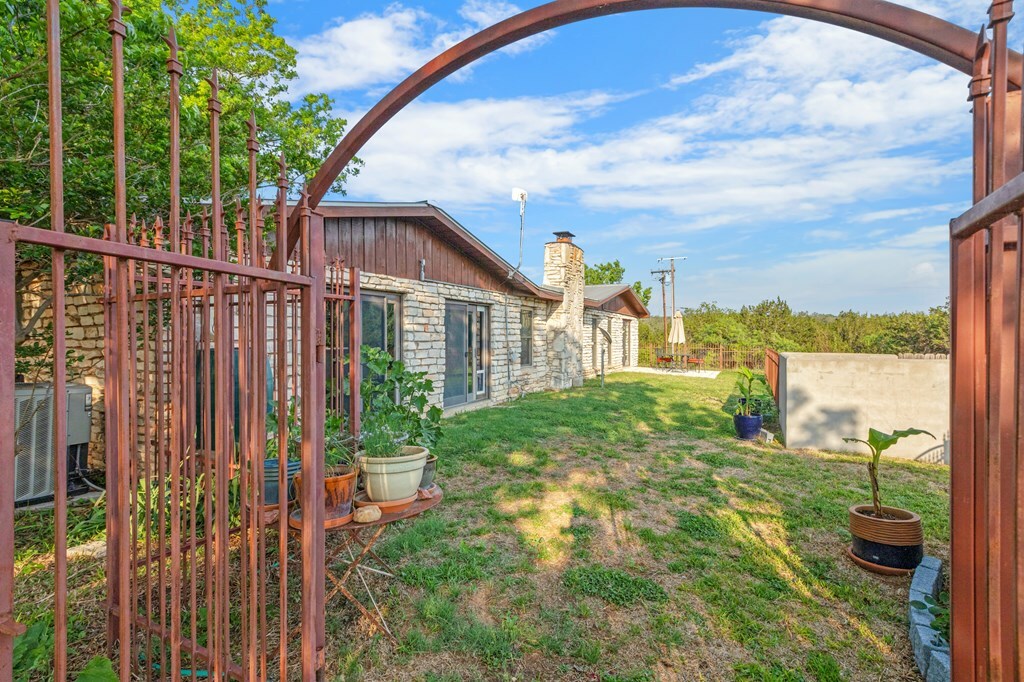Property Photo: 27 Docs Ln TX 78624