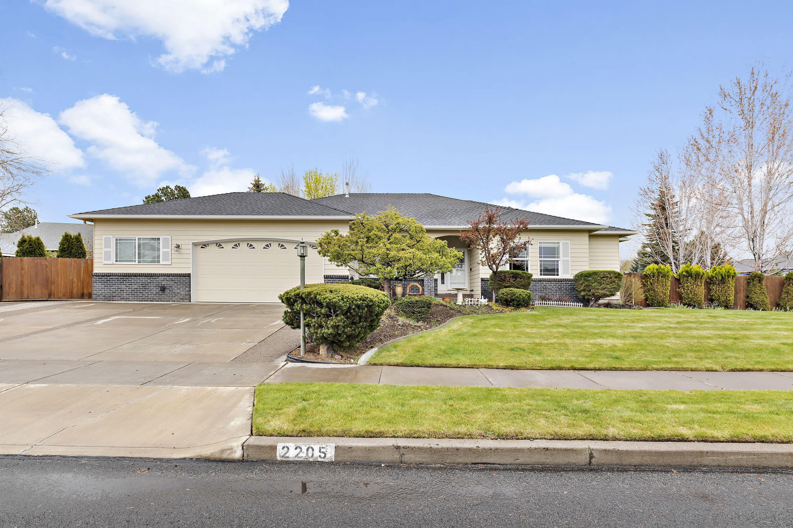 Property Photo: 2205 SE Harley Lane OR 97702
