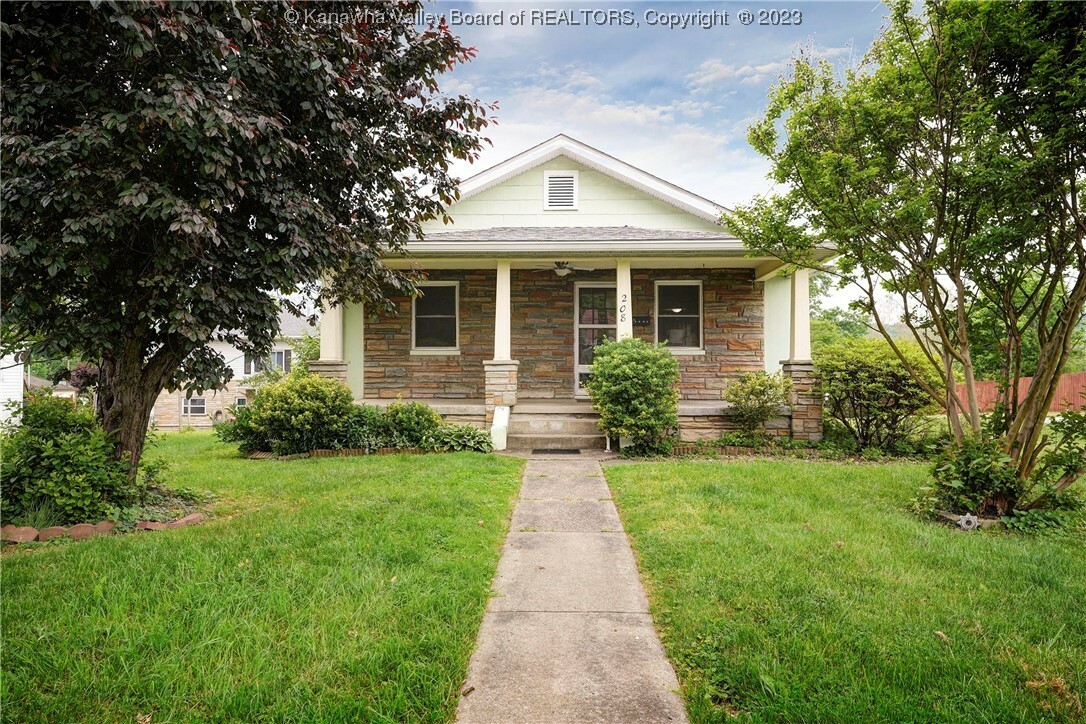Property Photo: 208 Broadway Avenue WV 25143