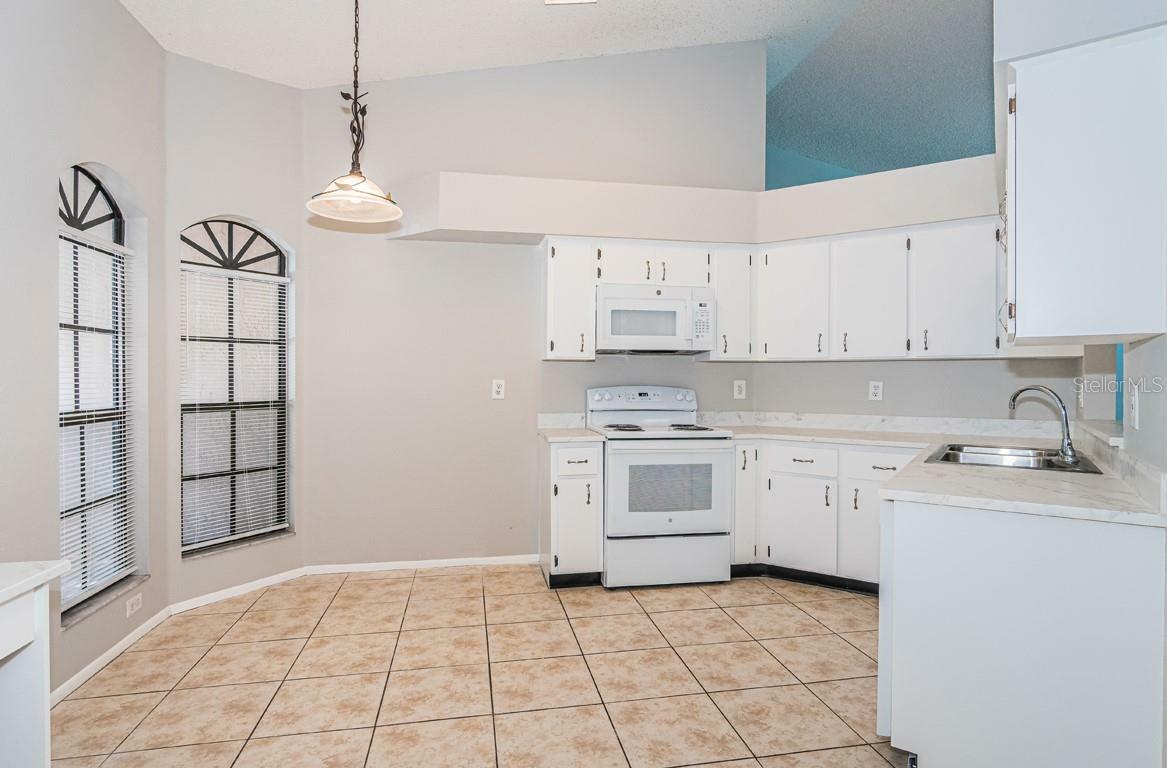 Property Photo: 13310 Silvercreek Drive FL 33579