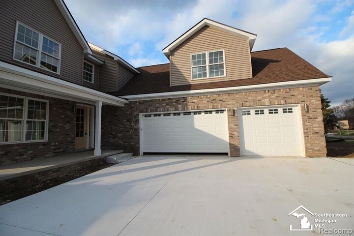 Property Photo: 8082 Hunters Ridge Drive MI 48166-7803