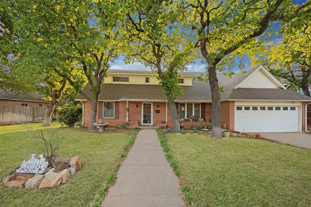 Property Photo:  303 NW 7th Avenue  TX 76067 