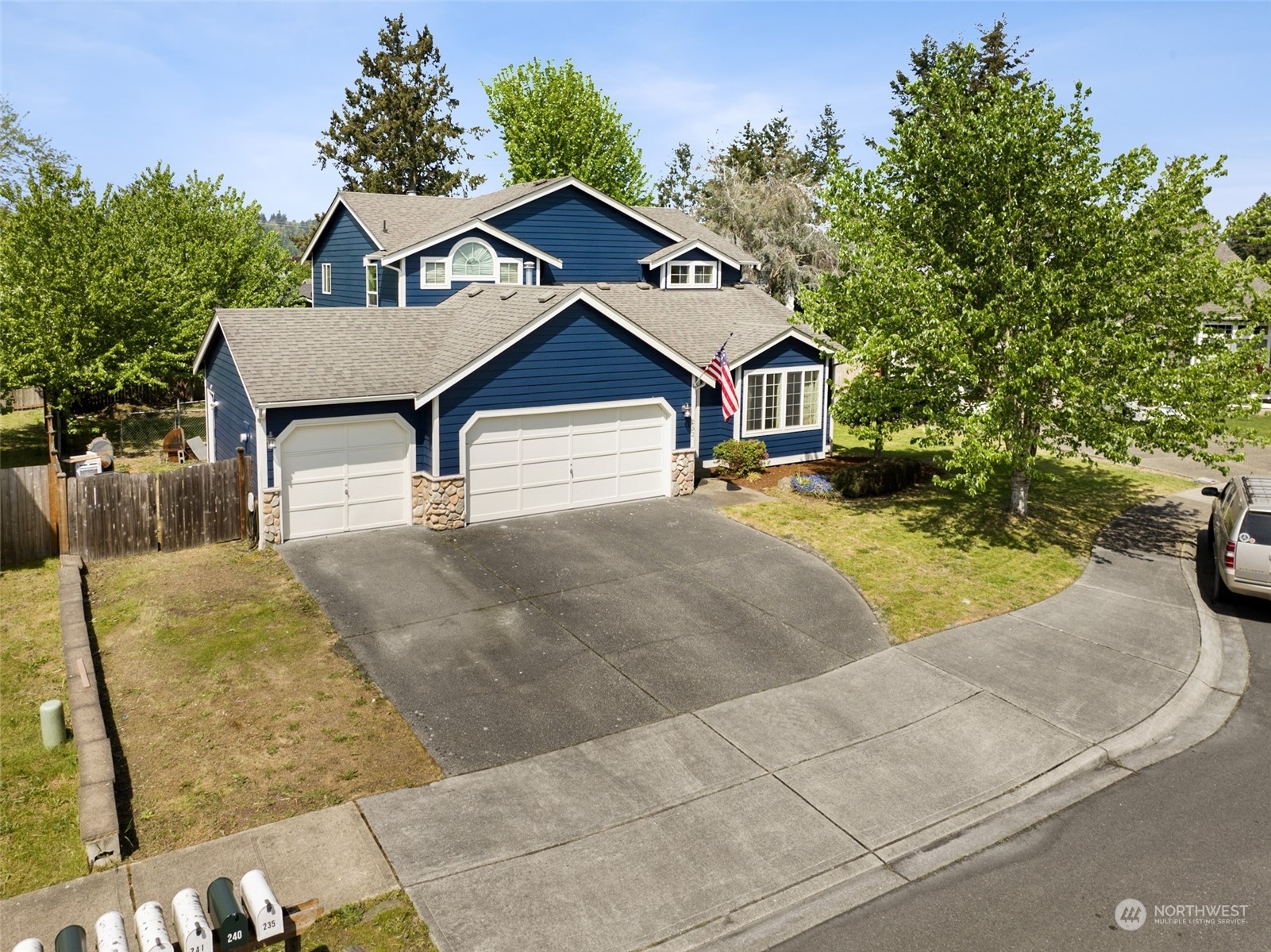 Property Photo:  252 Spencer Court  WA 98047 