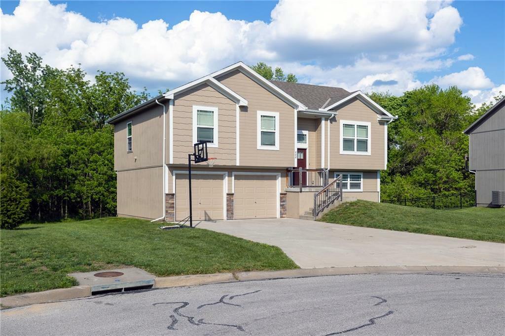 Property Photo:  402 Timbercreek Drive  MO 64012 