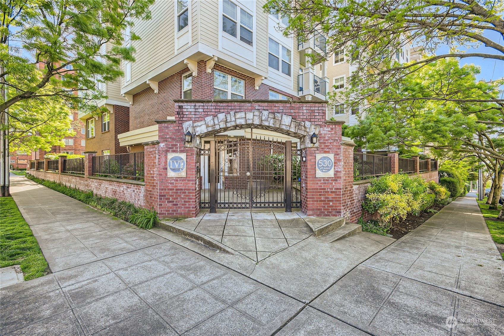 Property Photo: 530 4th Avenue W 303 WA 98119
