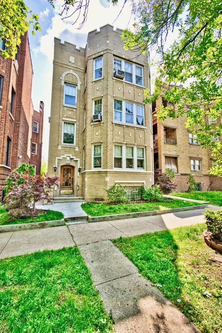 Property Photo:  5405 N Campbell Avenue  IL 60625 