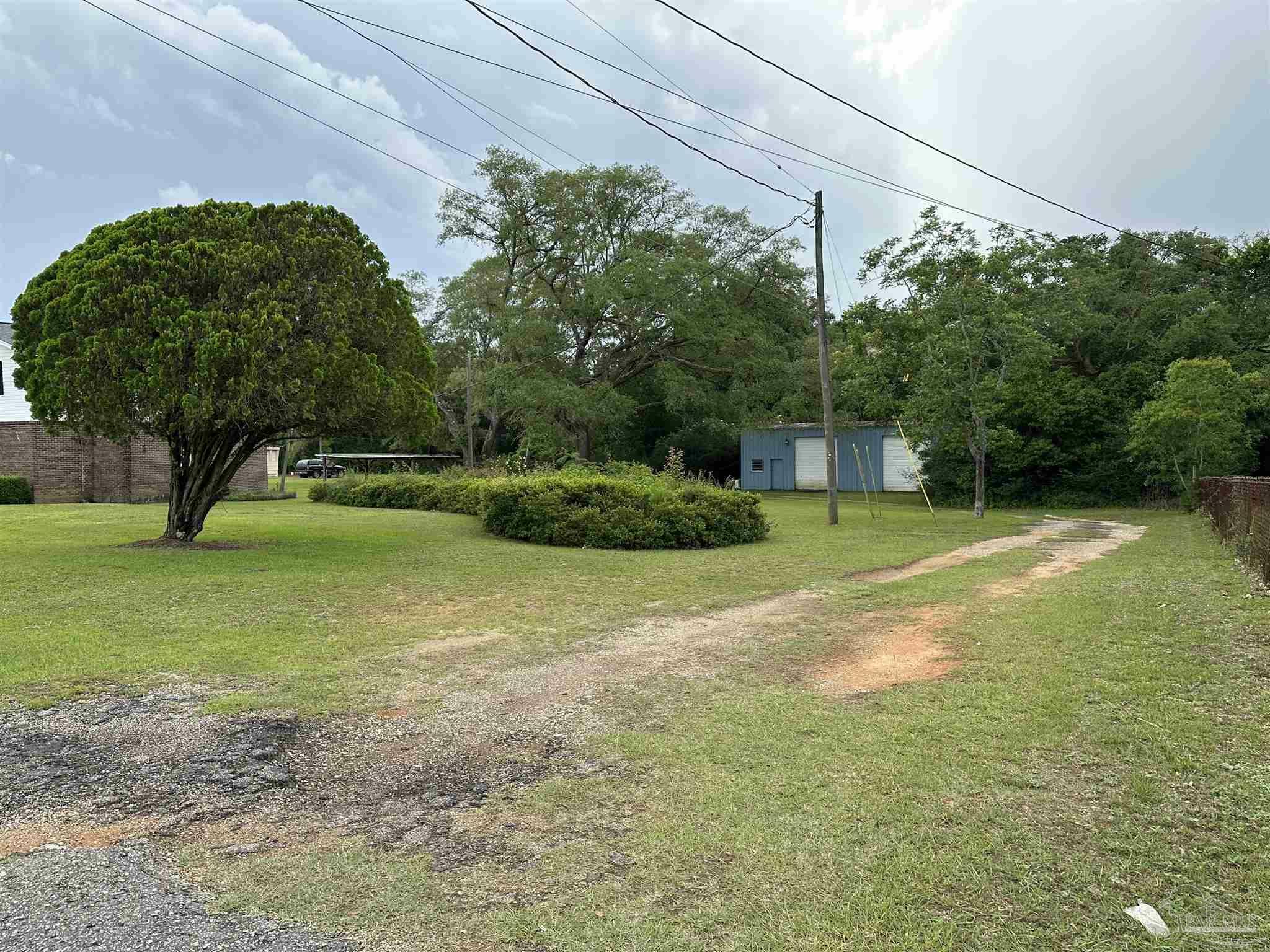 Property Photo: 7501 Woods Rd FL 32526