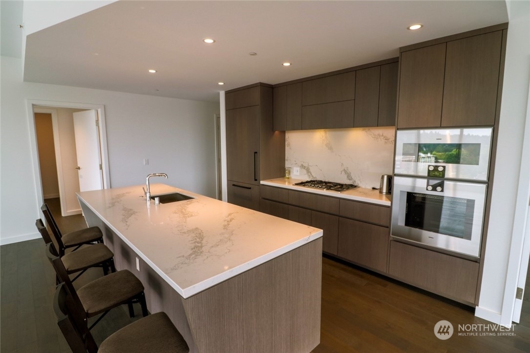 Property Photo: 188 Bellevue Way NE 705 WA 98004