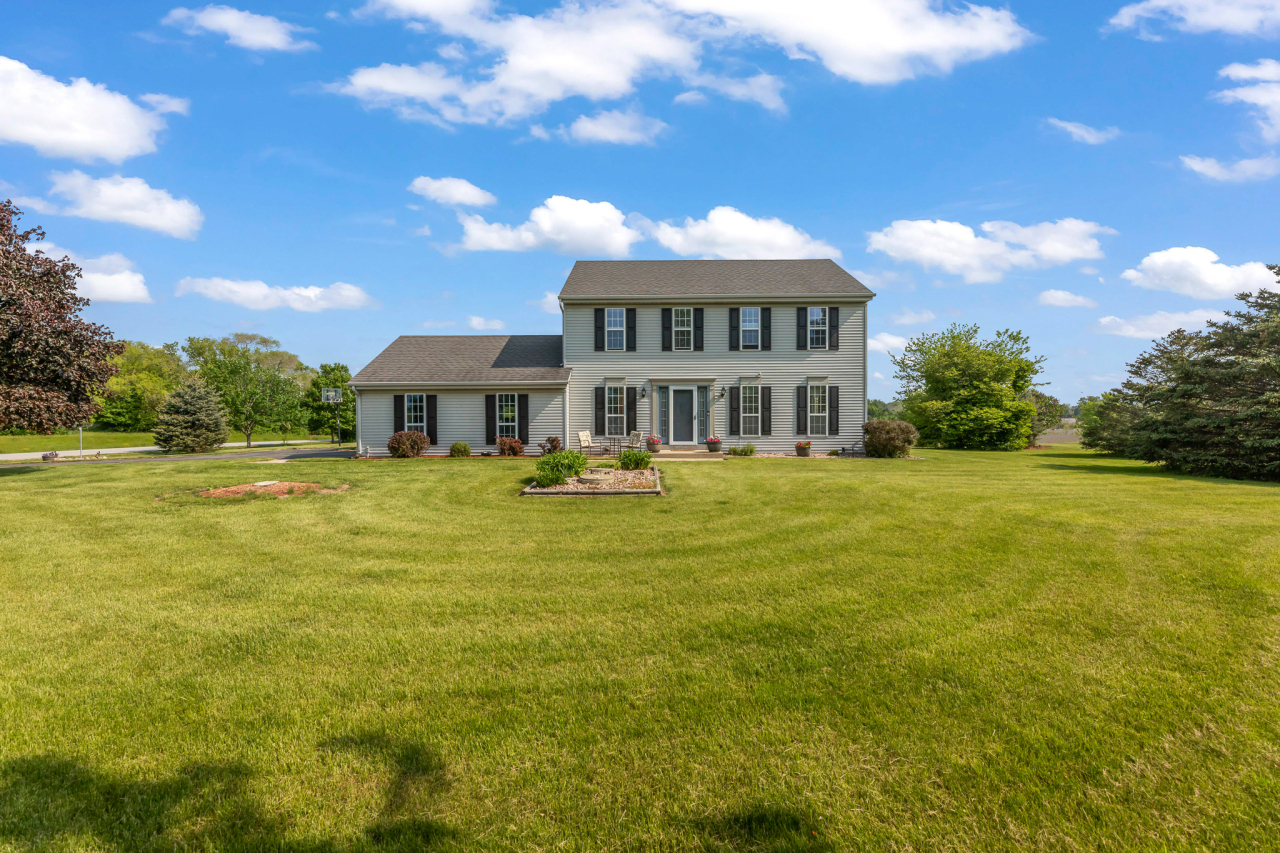 Property Photo: W383n7200 Cottonwood Ct WI 53066