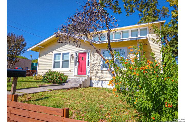 Property Photo: 1039 W French Pl TX 78212