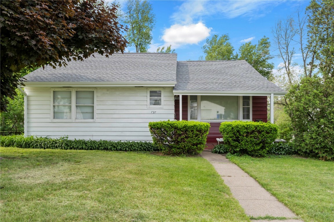 Property Photo: 737 34th Street NE IA 52402