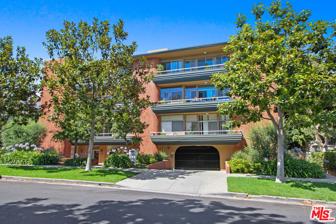 Property Photo: 818 S Gretna Green Way 301 CA 90049