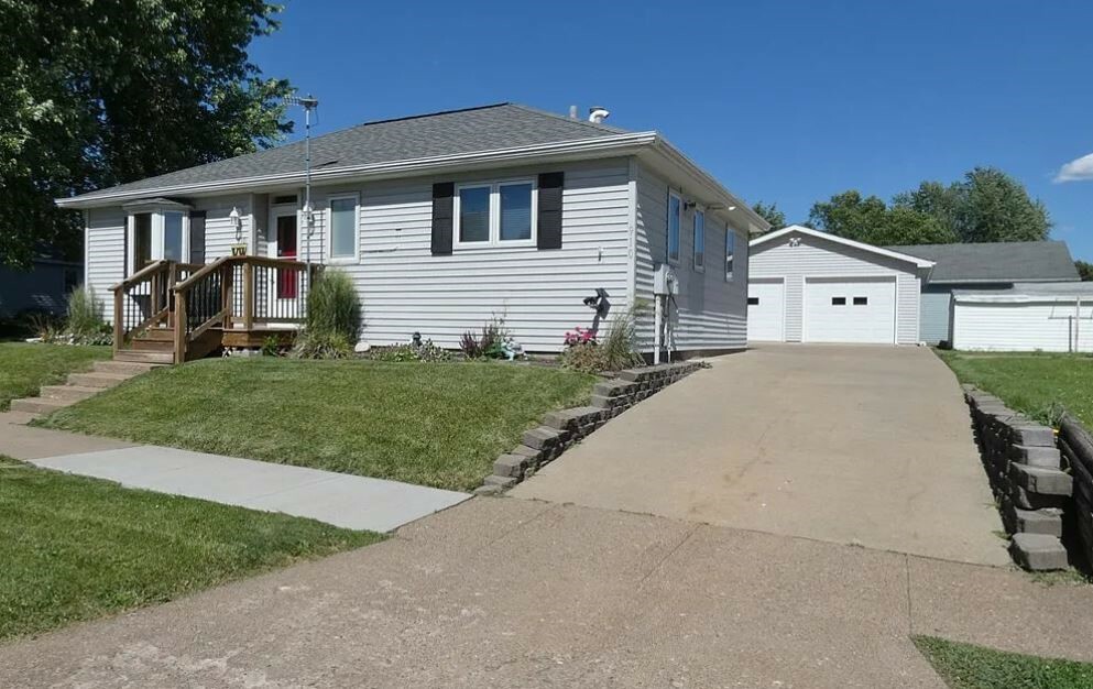 Property Photo:  910 W 4th Street  IA 50219 