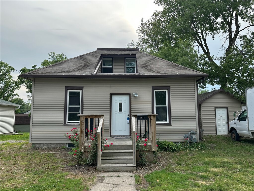 Property Photo:  321 E 4th Street S  IA 50208 