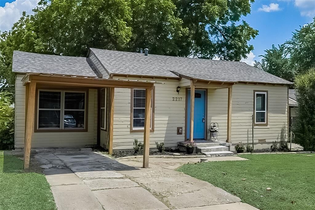 Property Photo: 2217 Eastover Avenue TX 76105